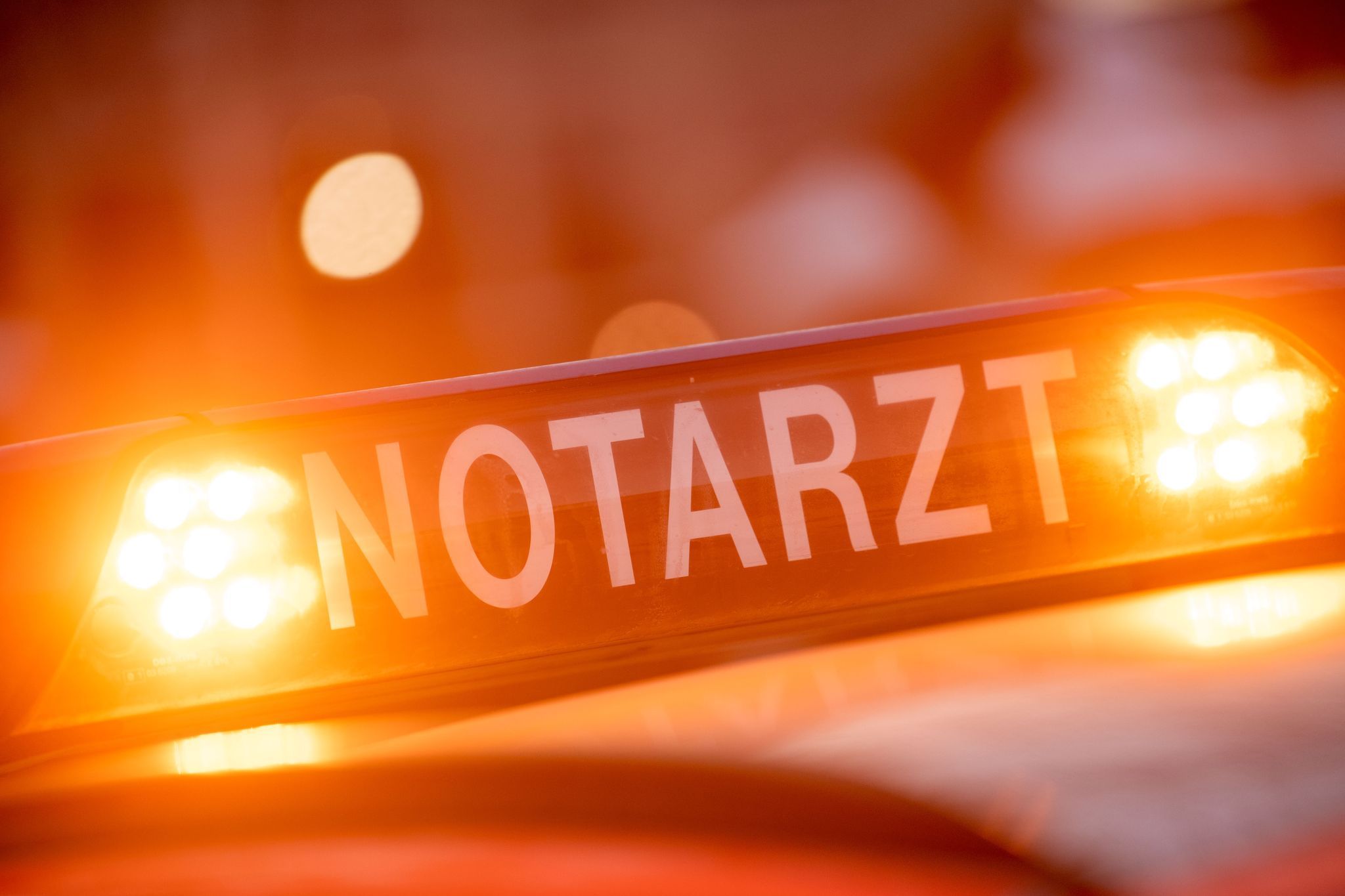 Junge gerät unter Fahrzeug: Zehnjähriger in Krefeld von abbiegendem Lkw erfasst