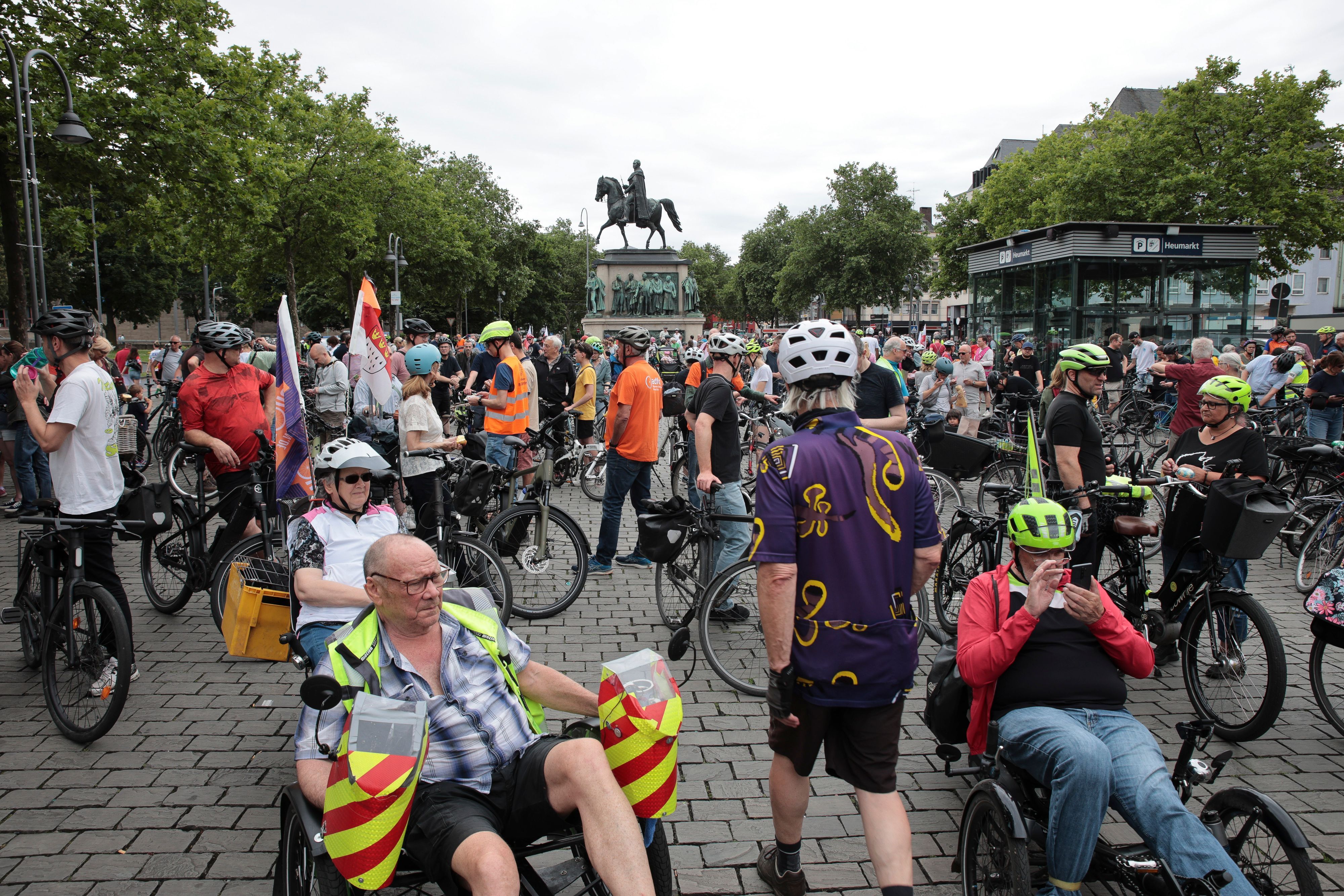 Bahnhof Deutz/Messe: Tausende Radfahrer bei Sternfahrt und am Sonntag