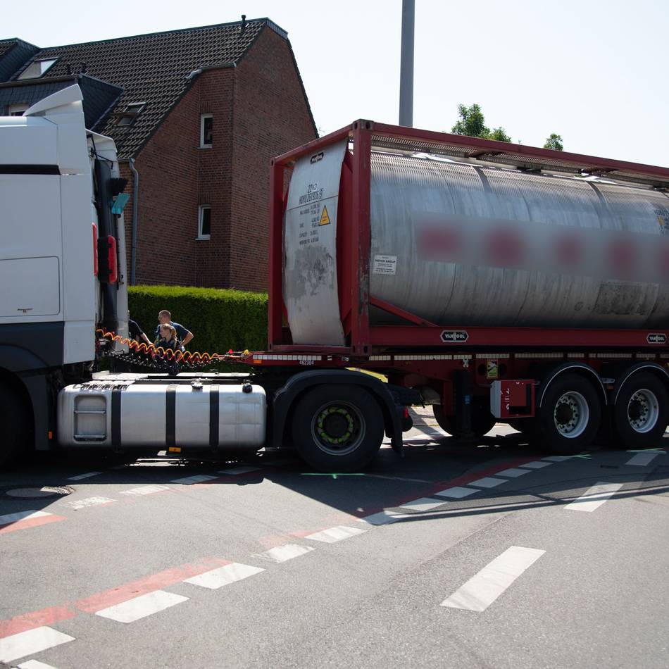 Unfall in Krefeld: Kind beim Schul-Fahrradtraining von Lkw erfasst und schwer verletzt