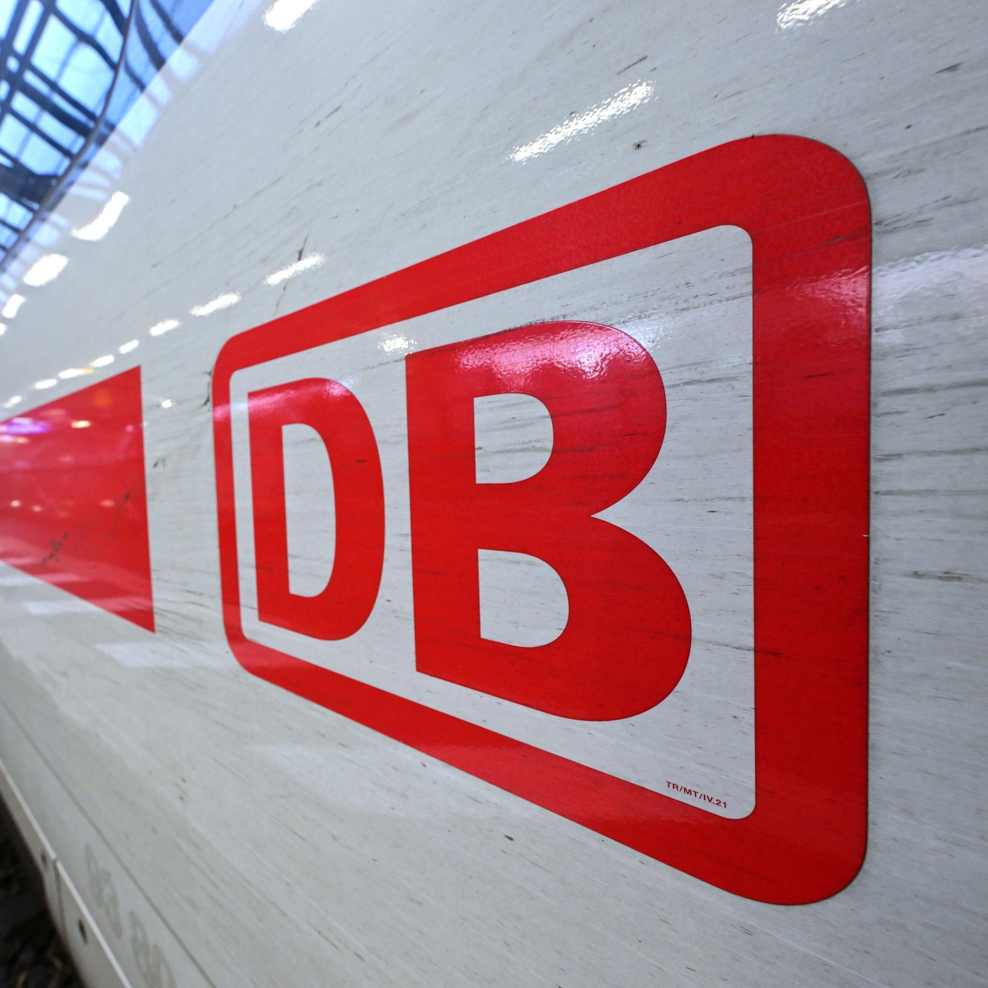 Deutsche Bahn - DB-Mitarbeiter stürzt bei Auseinandersetzung mit Fahrgast aus fahrendem Zug