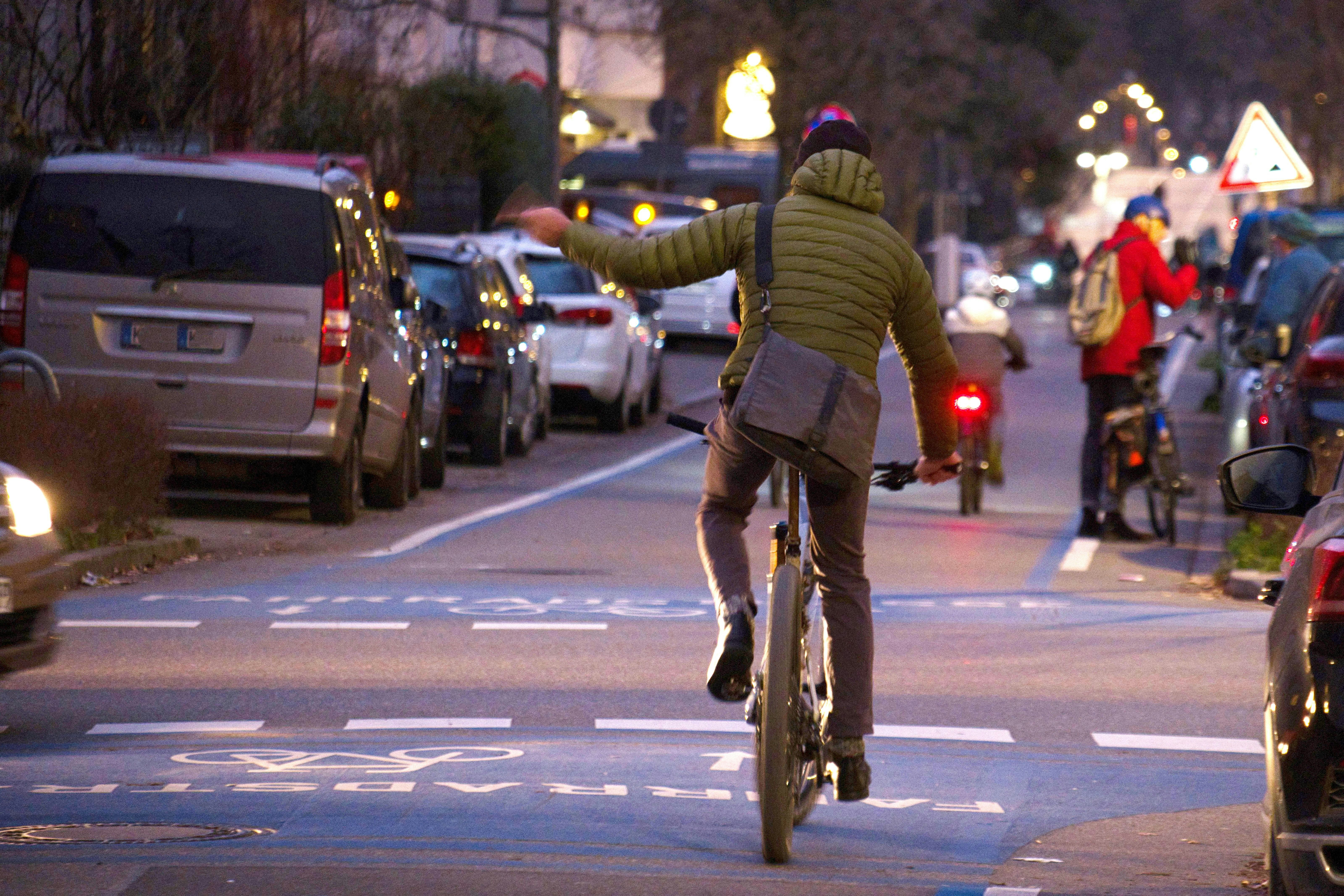 Fahrrad ohne Licht? Dem Neuköllner Essenskurier ist es egal – „Guck mich nicht so“