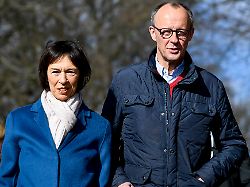 Der Kanzler war dabei: Charlotte Merz verletzt sich bei Fahrradsturz