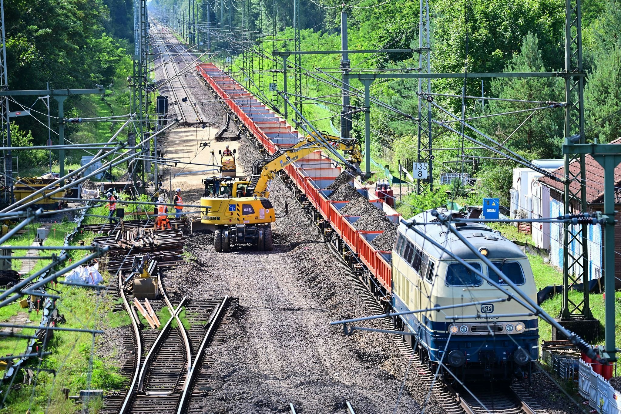 Sanierung Bahnstrecke Berlin-Hamburg: Rückstand soll mit mehr Personal aufholt werden