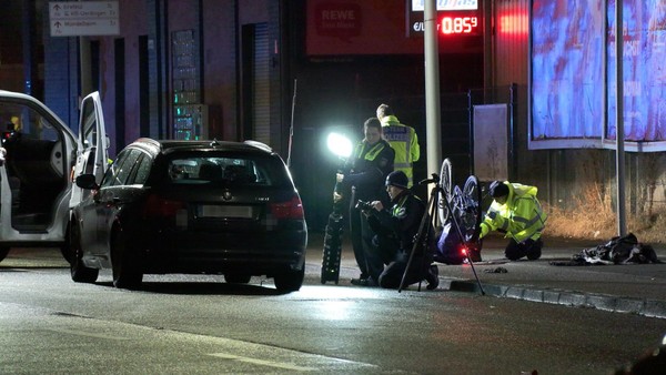 Unfall in Duisburg: Fahrradfahrer nach Kollision mit Auto schwer verletzt