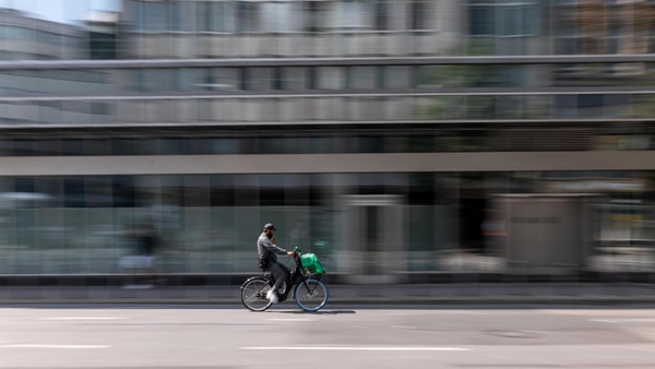 Streit eskaliert: Rabiater Fahrradkurier attackiert ältere Spaziergänger