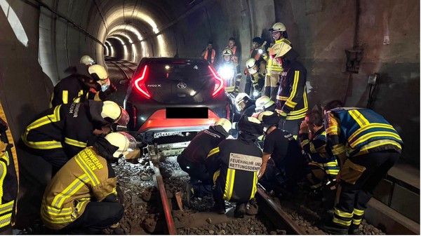 Auto fährt am Ruhrstadion in den U-Bahn-Tunnel – Feuerwehreinsatz läuft