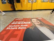 Verstoß gegen politische Neutralität?: BVG entfernt Wahlwerbung von Bahnsteigen