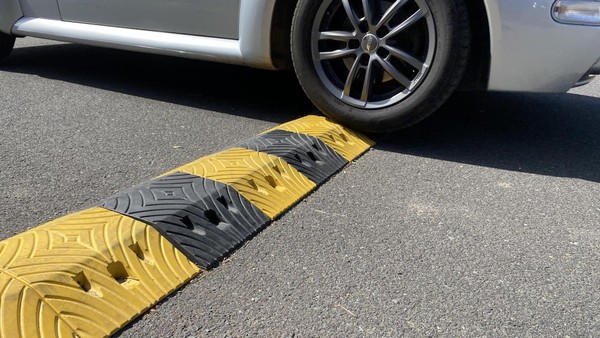 „Danke, Stadt Velbert“: Anwohner loben – ausgerechnet Verkehrshindernisse