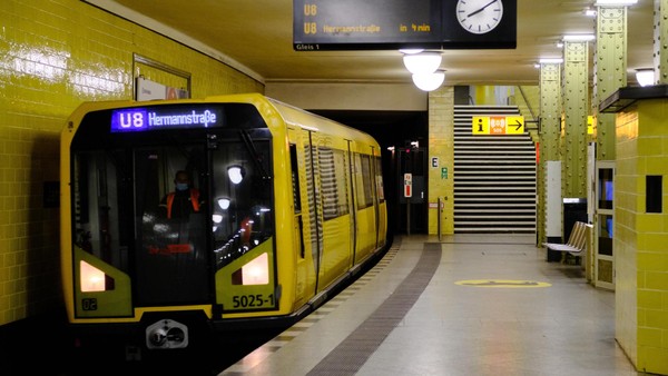 Neuer BVG-Ärger: Abteilung entfernt Wahlwerbung an U‑Bahnhöfen – wohl „irrtümlich“