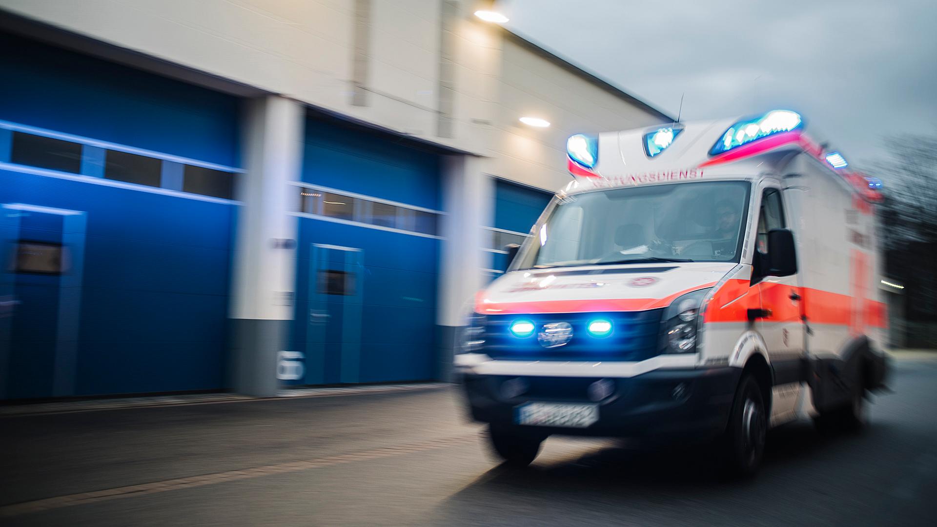 Laterne stürzt in Bremen auf Radfahrer: Mann schwebt in Lebensgefahr