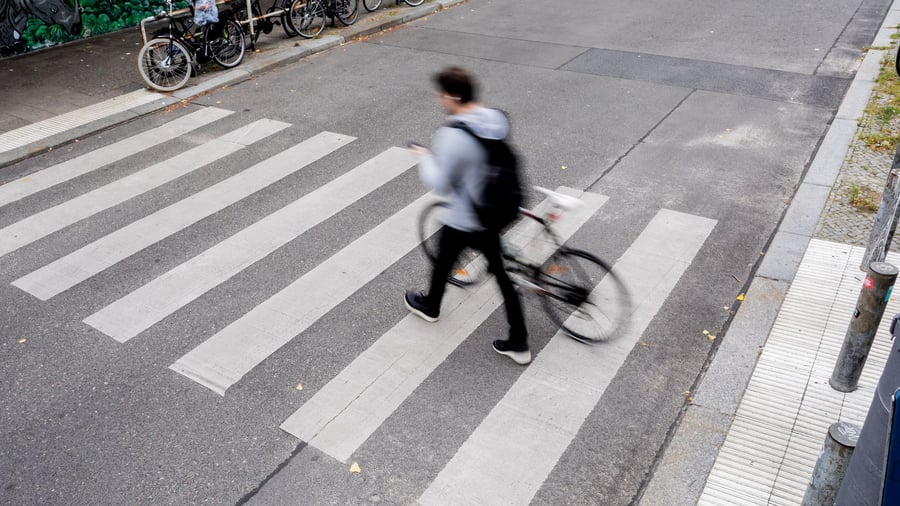 Regeln am Fußgängerüberweg: Wann Radfahrer am Zebrastreifen Vorrang haben