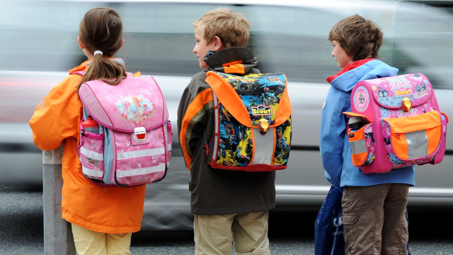 Kritik an Elterntaxis: Bald autofreie Zonen rund um Schulen?