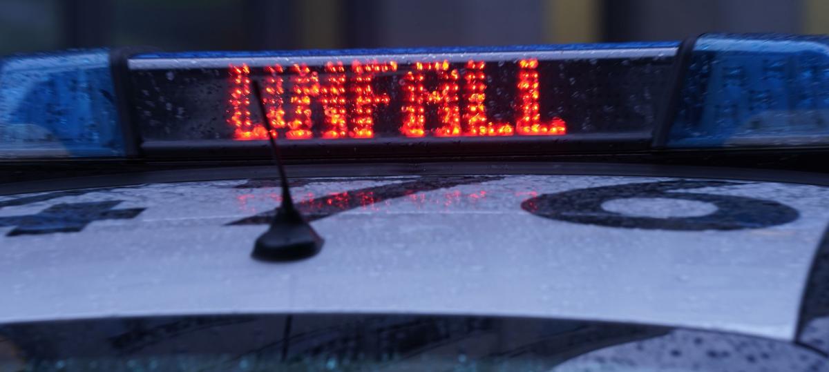 Radfahrer übersieht Kleinkraftrad: 47-Jähriger stürzt in Bobingen und verletzt sich