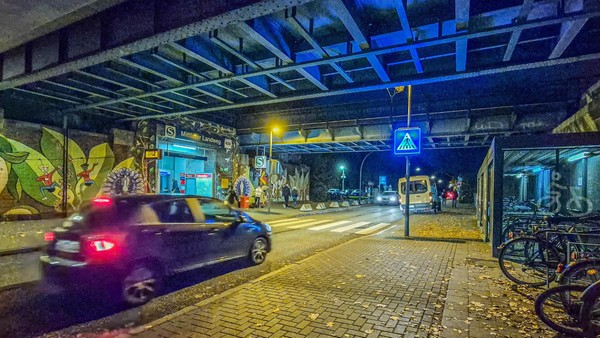 Schreck an S-Bahn-Station in Hamburg: Mann stürzt von Brücke auf die Straße