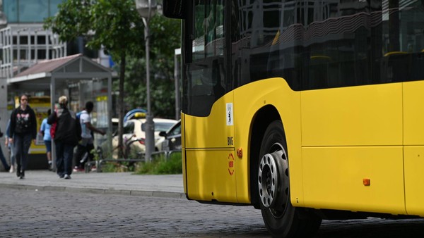 Auto prallt in Lankwitz mit BVG-Bus zusammen – mehrere Verletzte