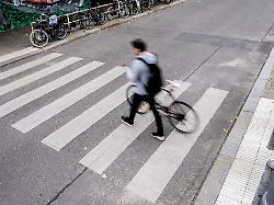 Regeln am Fußgängerüberweg: Wann Radfahrer am Zebrastreifen Vorrang haben