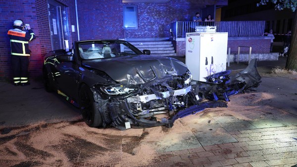 BMW fährt bei illegalem Rennen frontal in Hauswand: Raser haben einen Schutzengel