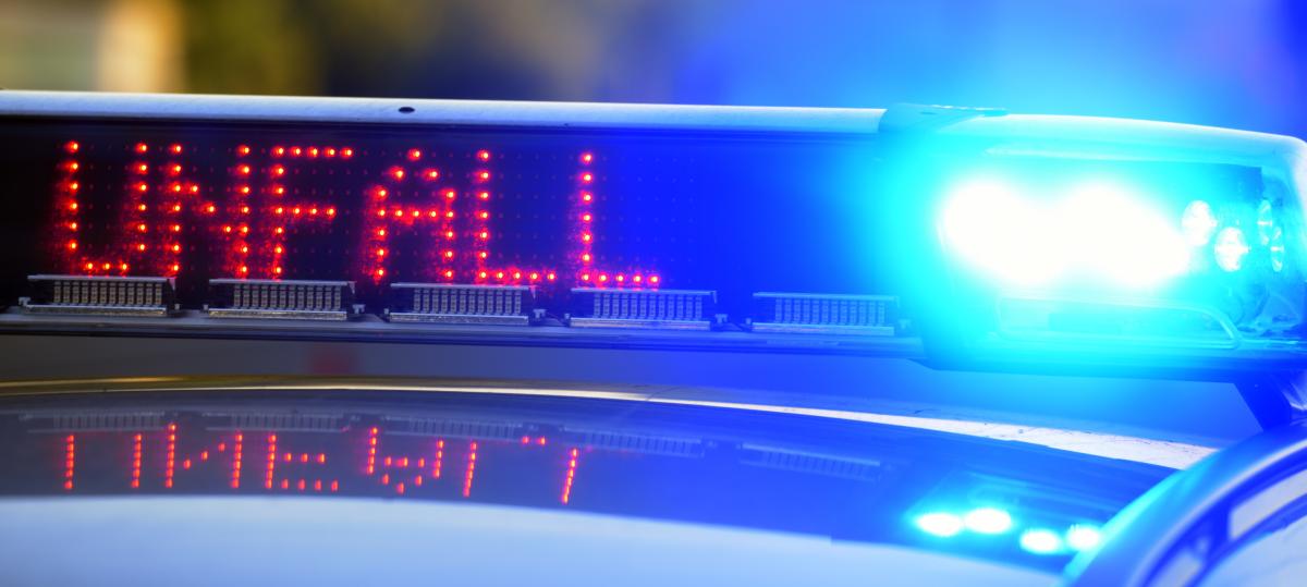 Fahrradfahrer bremst ein Auto aus und flüchtet