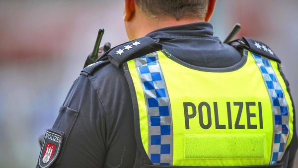 Nach Verfolgungsjagd? Unbeteiligter Fahrradfahrer bei Unfall schwer verletzt