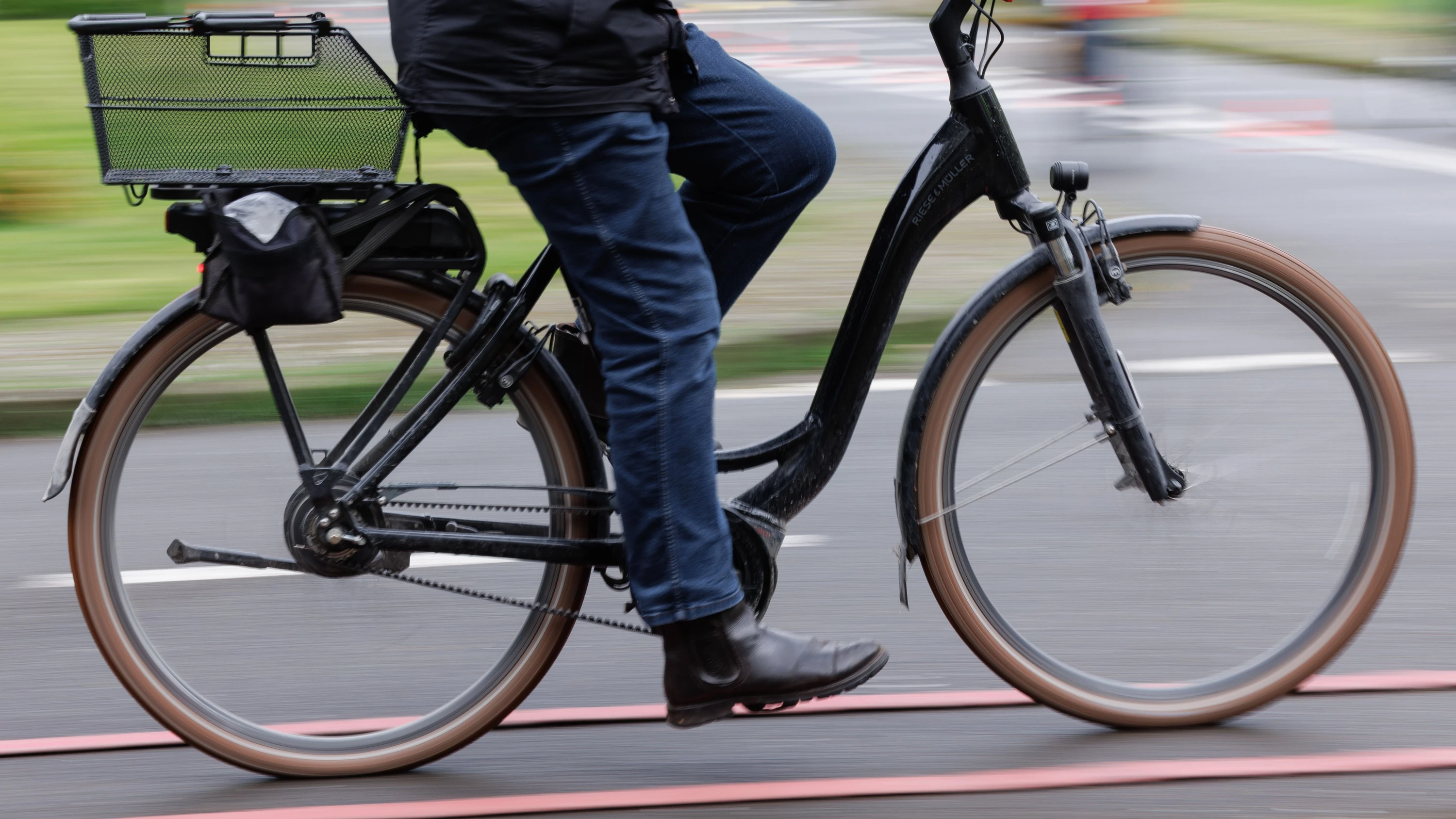 Streit um offene Autotür: Radfahrer greift Autofahrer mit Pfefferspray an