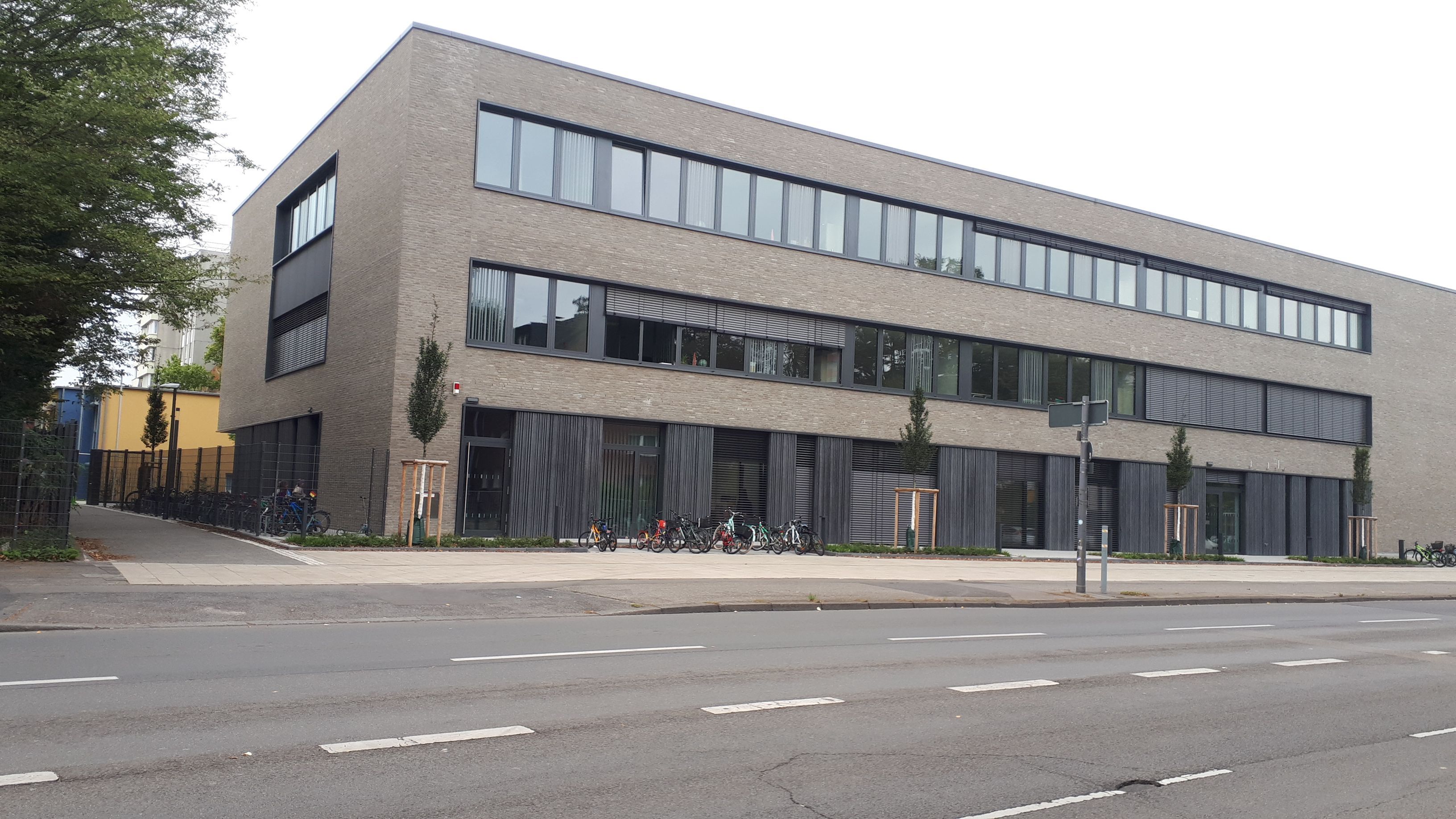 Schulweg in Köln: Stadt will Tempo 30 vor Montessori-Grundschule in Weidenpesch erneut prüfen
