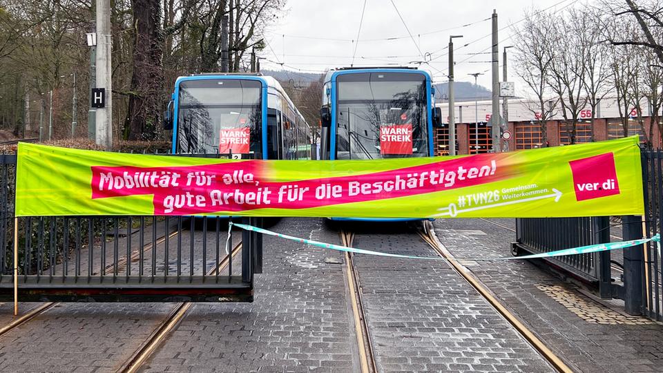 Nach Streik in Kassel: Blaue Busse und Straßenbahnen der KVG fahren wieder
