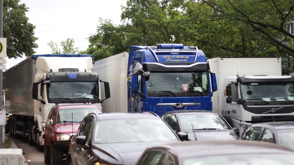 Verkehrschaos in Westend raubt Anwohnern Gesundheit und Sicherheit