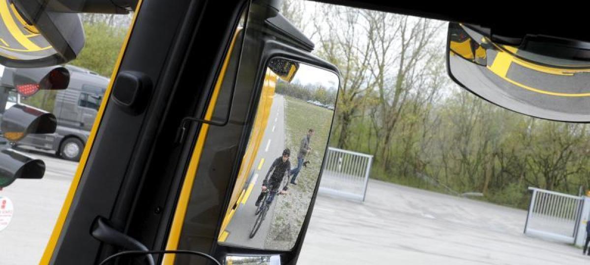 Sturz endet unter Sattelzug: Radfahrerin von Lkw-Fahrer im Toten Winkel übersehen