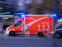 Tödlicher Unfall in Berlin-Hellersdorf: 38-Jährige stirbt nach Crash mit geparktem Lkw – zwölfjährige Tochter unverletzt