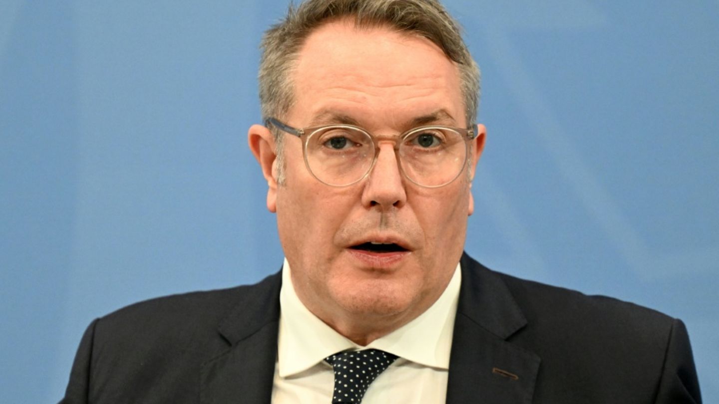 Bahn-Sicherheit: Ministerpräsident Schweitzer fordert Deutschlandticket mit Foto