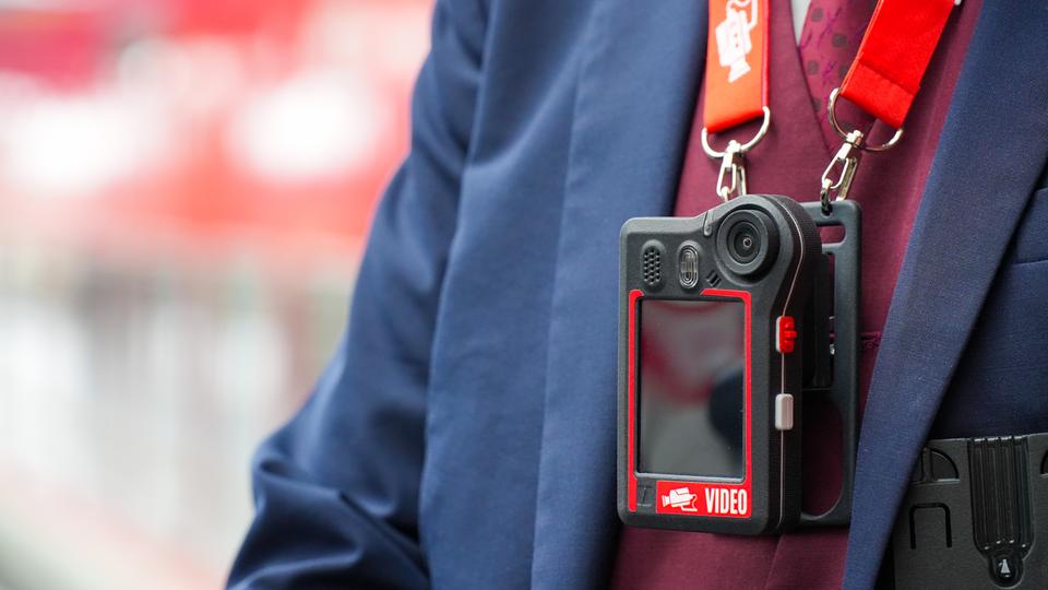 Deutsche Bahn plant Bodycam-Einsatz – Kritik aus Hessen