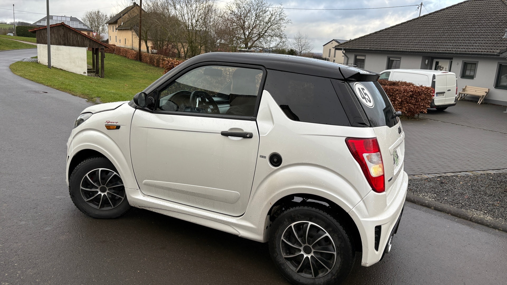 Jugend auf dem Land: Mit dem Mopedauto über die Dörfer cruisen