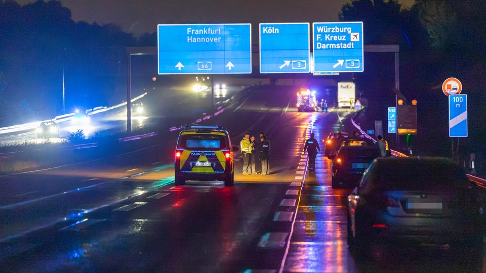 Radfahrerin auf A66 von mehreren Autos überrollt - 14 Fahrzeuge beteiligt