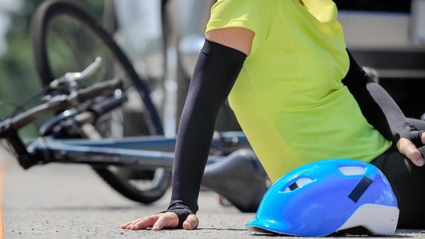 Radfahrer stürzt nach riskantem Manöver: Polizei sucht Motorradfahrer – und Zeugen
