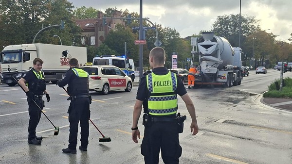 Lkw verliert Ladung nahe Schlump: Flüssiger Beton landet auf Kreuzung