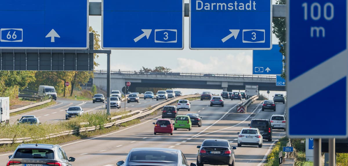Radfahrerin stirbt auf der Autobahn – 14 Fahrzeuge bei Unfall beteiligt