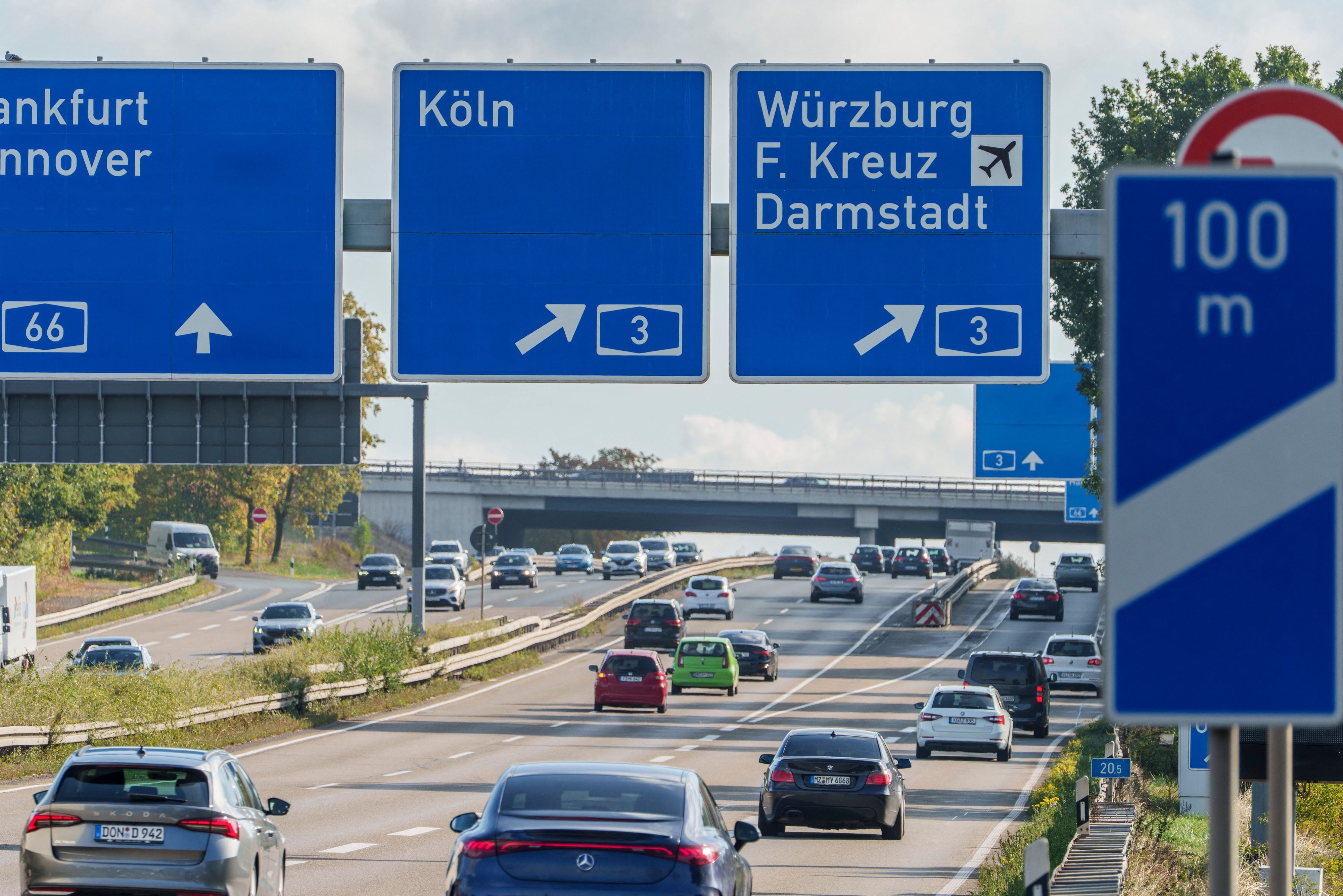 Tödlicher Unfall in Hessen: Radfahrerin stirbt auf Autobahn – 14 Fahrzeuge überrollen Frau