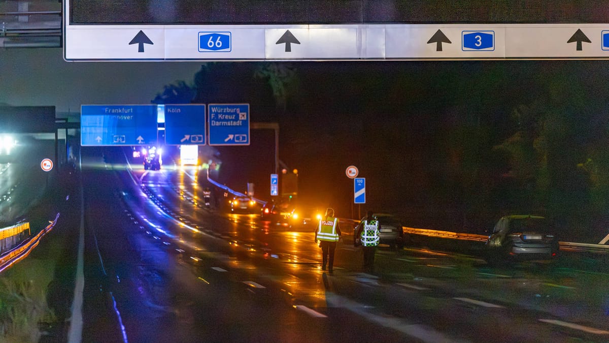 A66 in Hessen: Fahrradfahrerin stirbt auf Autobahn – 14 Autos beteiligt