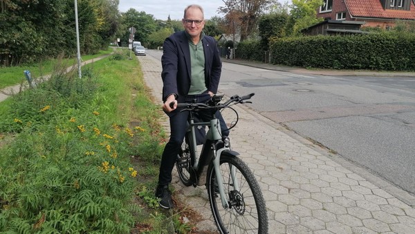 Reinbeks Bürgermeister Björn Warmer ist jetzt mit dem (E-)Radel da