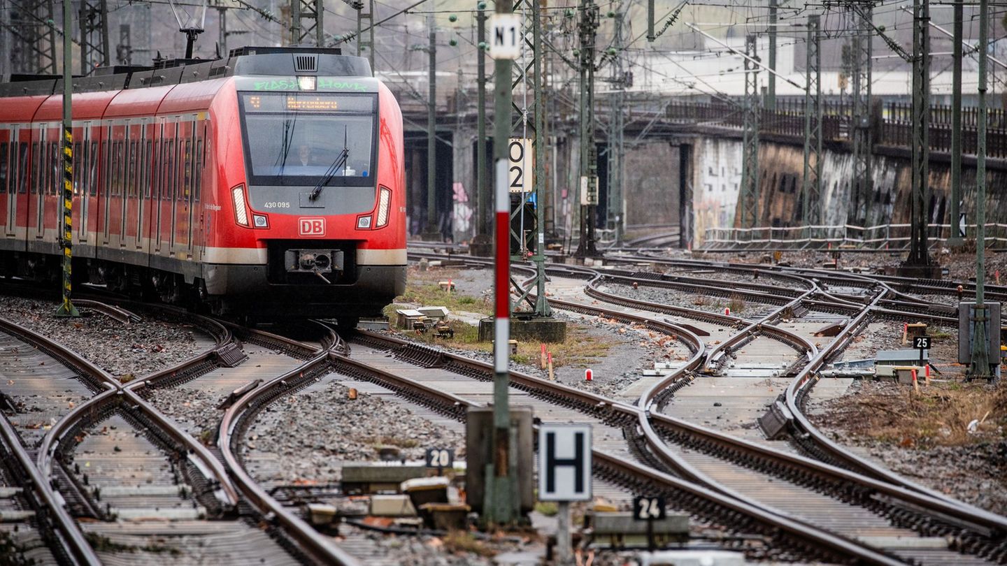 Zur Wasen-Zeit: S-Bahn erfasst Mensch am Hauptbahnhof – Strecke wieder frei