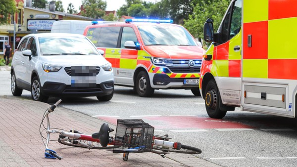 Kind (10) bei Unfall verletzt: Weißes Auto rollt über Fuß des jungen Radfahrers