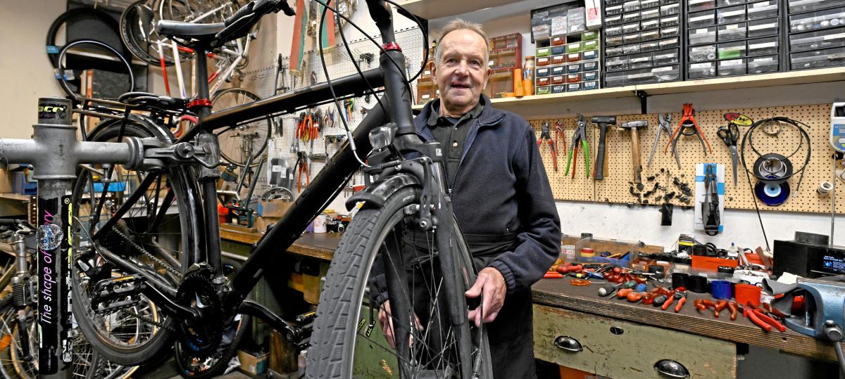 Ex-Radprofi Willi Singer betreibt mit 77 Jahren eine Fahrradwerkstatt