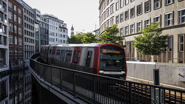 Überraschende Durchsage gibt Rätsel auf: Darf man in Hamburgs U-Bahn noch essen?