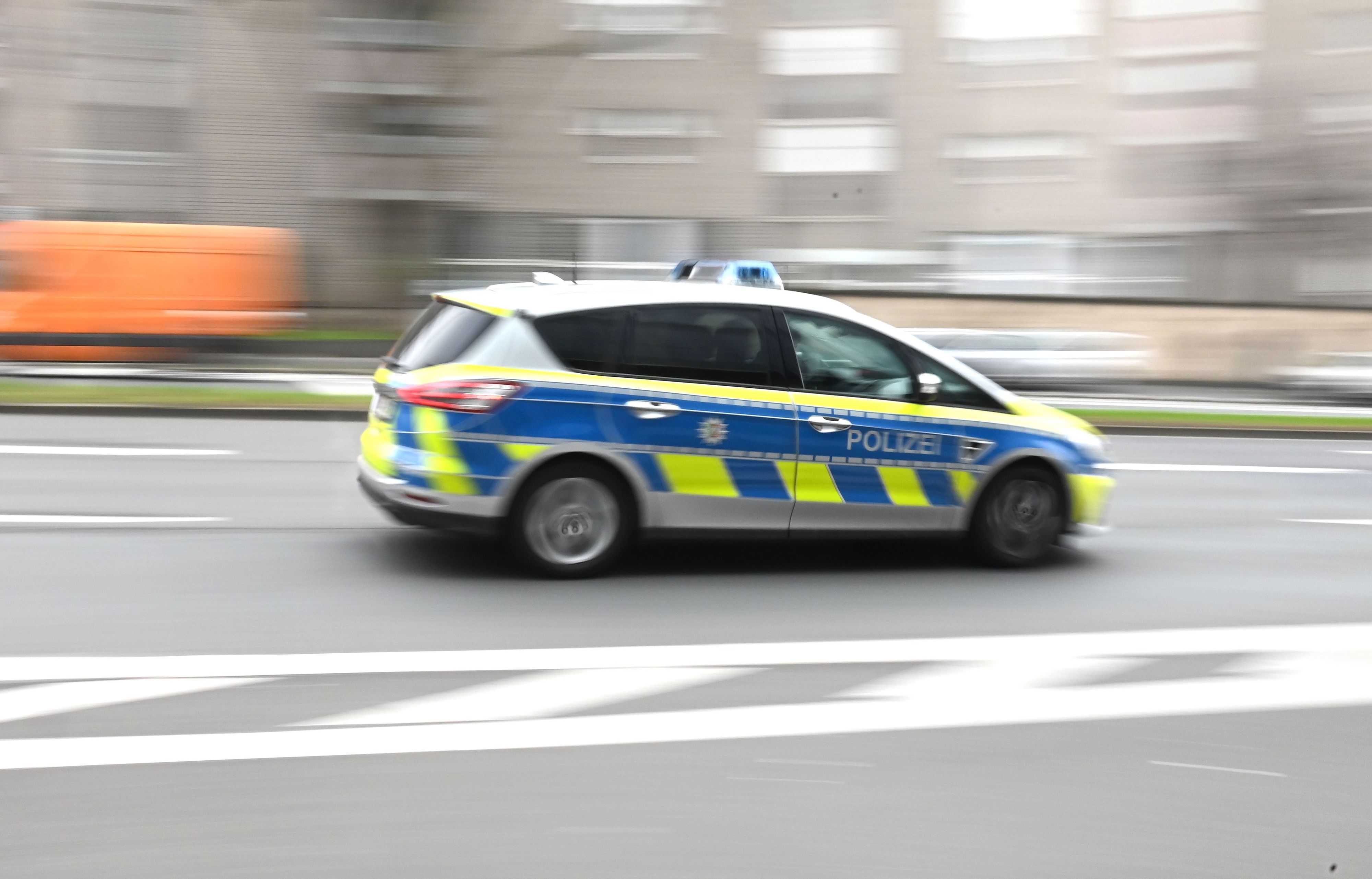Verfolgungsjagd durch Ostheim: 21-Jähriger flüchtet in gestohlenem Ford vor Kölner Polizei