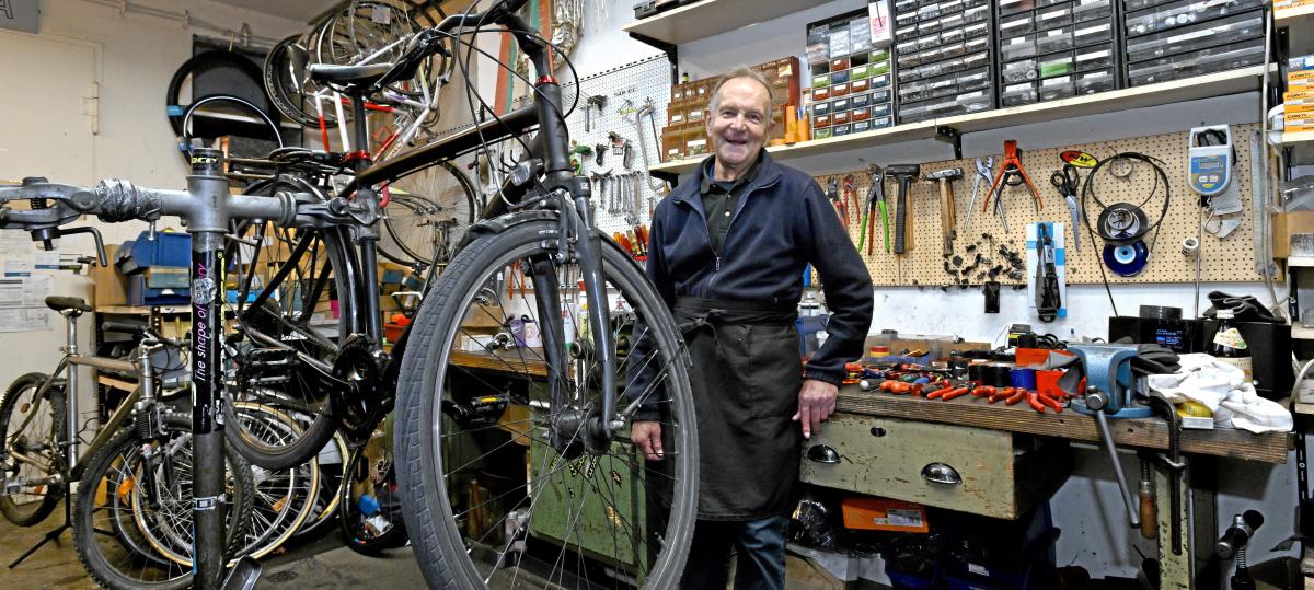 Er fuhr die Tour de France – und steht mit 77 noch immer in seiner Augsburger Fahrradwerkstatt