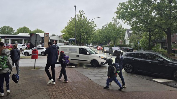 Anwohnerin in Sorge vor Rasern auf Schulwegen: „Fast von Laster überfahren“