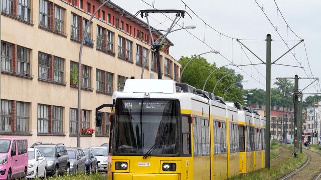 Bezirk Pankow: Raser drängt Auto ins Tram-Gleisbett