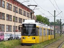 Bezirk Pankow: Raser drängt Auto ins Tram-Gleisbett
