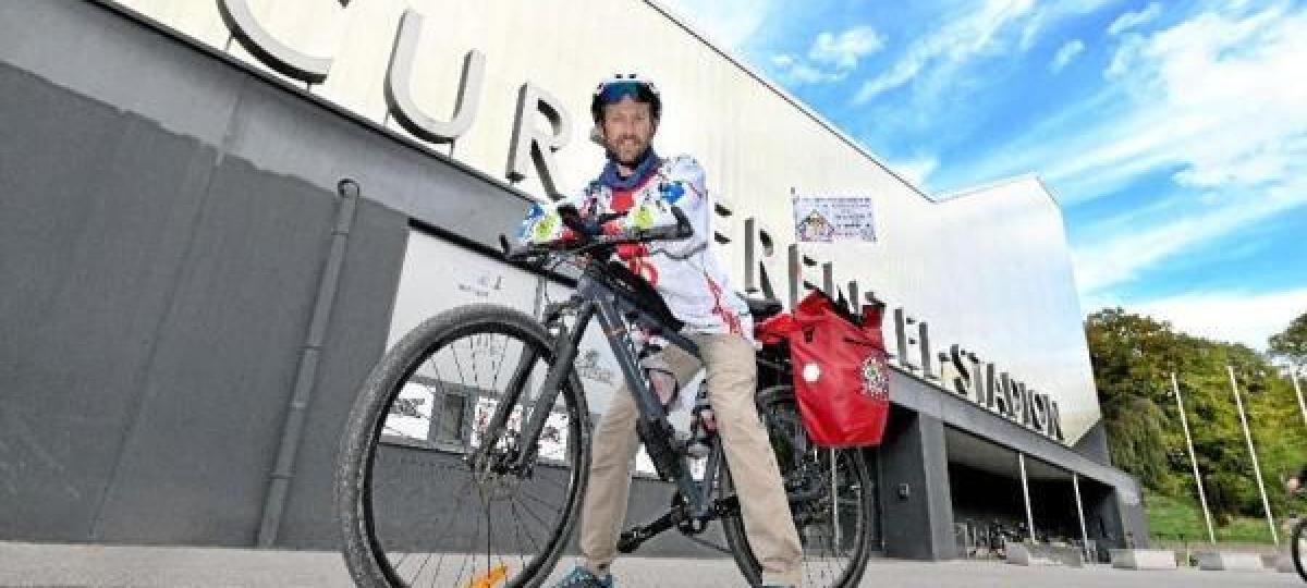 Mit dem Fahrrad zum Stadion: Er radelt zu jedem Auswärtsspiel seines Vereins