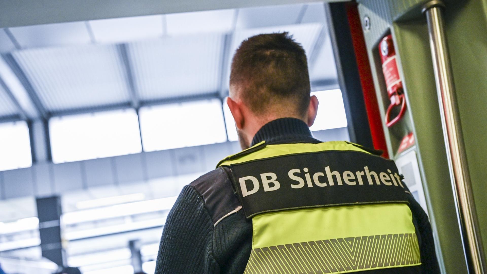 Hamburger Hauptbahnhof: Frau schläft auf S-Bahn-Gleisen